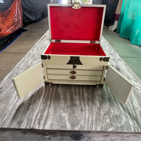 Vintage Jewelery Box - Picture 14 of 14